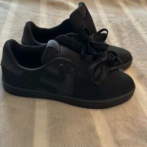 Etnies kids skate shoe, brand new